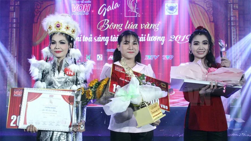 Nguyễn Hồng Bảo Ngọc (giữa), Nguyễn Thị Hương (phải), và Bùi Thị Kim Phượng đạt 3 giải thưởng cao nhất của giải thưởng Bông lúa Vàng 2019. Ảnh: Thúy Bình