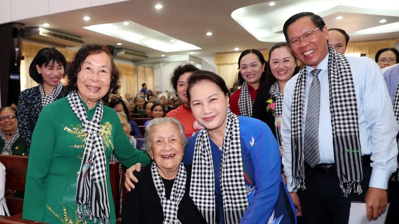  Chủ tịch Quốc hội Nguyễn Thị Kim Ngân ân cần thăm hỏi các ngoại, các dì, các cô là lực lượng của Đội quân tóc dài