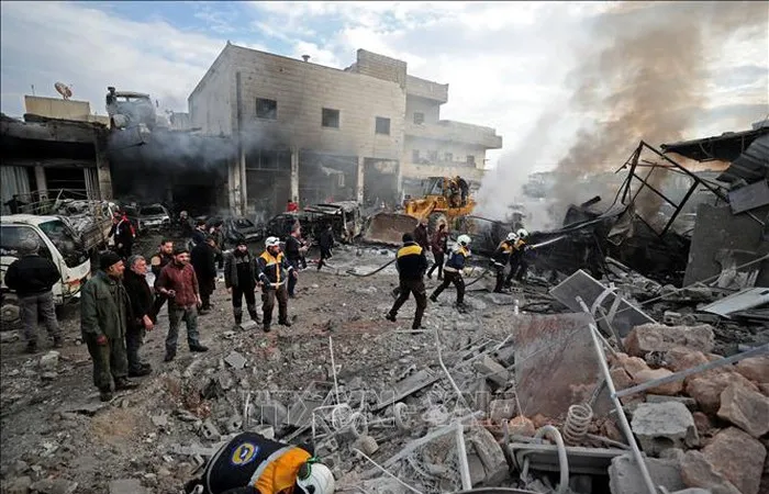 Hiện trường đổ nát sau một vụ không kích tại Idlib, Syria, ngày 15/1/2020. Ảnh: AFP/TTXVN