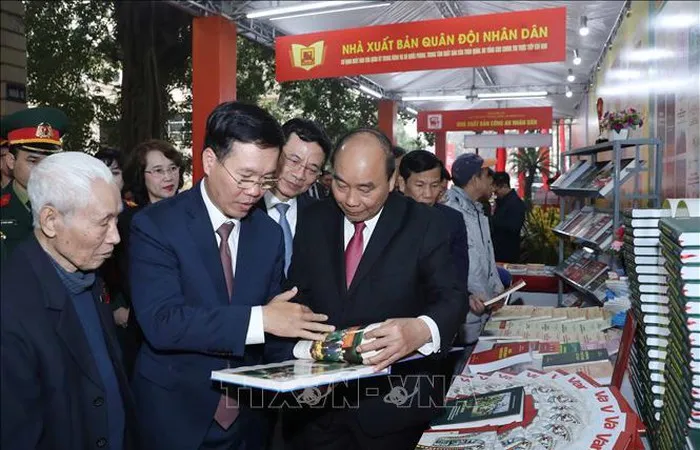 Thủ tướng Nguyễn Xuân Phúc thăm Triển lãm sách "Kỷ niệm 90 năm Ngày thành lập Đảng Cộng sản Việt Nam". Ảnh: Thống Nhất/TTXVN