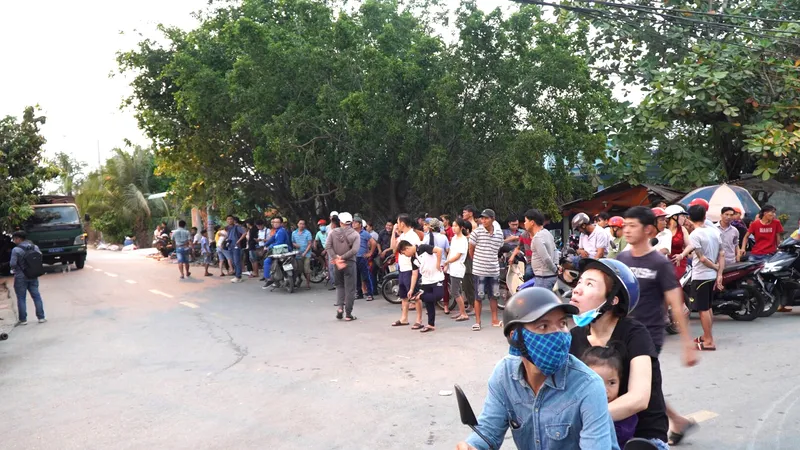 Mặc kệ cảnh báo nguy hiểm từ các lực lượng chức năng, nhiều bạn trẻ vẫn tụ tập coi bắt nghi phạm ở Củ Chi. Ảnh: QUANG LIÊM