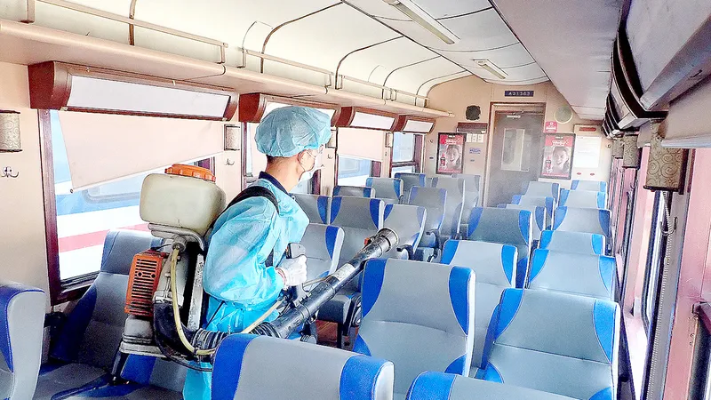 Phun thuốc phòng dịch tại Ga Sài Gòn, TPHCM. Ảnh: HOÀNG HÙNG