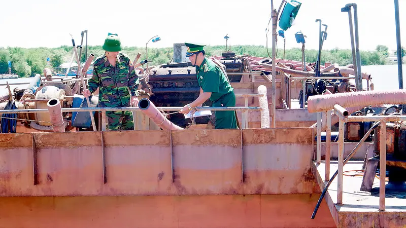 Bộ đội Biên phòng TPHCM tạm giữ phương tiện khai thác cát trái phép