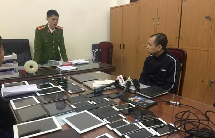 Cơ quan Cảnh sát điều tra Công an quận Cầu Giấy đấu tranh khai thác một trong những đối tượng cầm đầu đường dây đánh bạc qua mạng internet. Ảnh: Báo ANTĐ