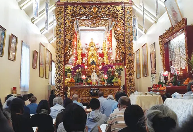 Người Việt đến lễ chùa Quan Âm