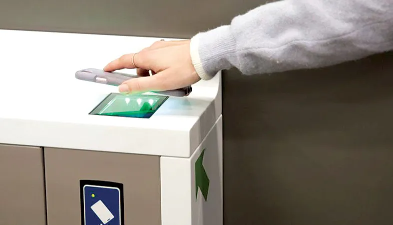 Khách hàng sử dụng ứng dụng Amazon Go tại siêu thị của Amazon