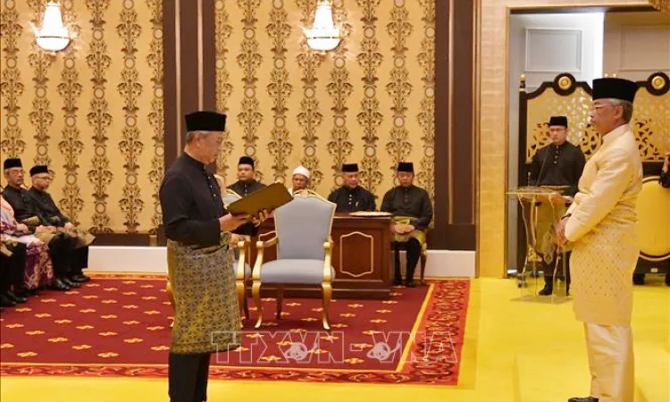Chủ tịch điều hành đảng Bersatu Muhyiddin Yassin nhậm chức Thủ tướng thứ tám của Malaysia tại Hoàng cung trước Quốc vương Abdullah Sultan Ahmad Shah. Ảnh: TTXVN