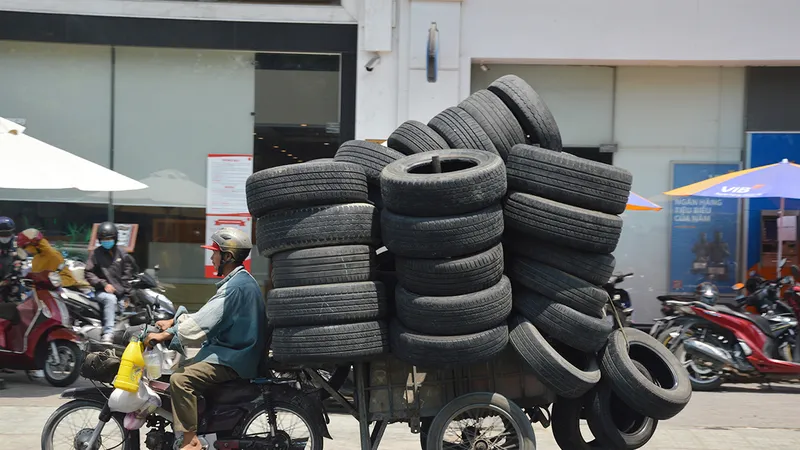 Xe máy kéo rơ moóc chở hàng cồng kềnh, quá tải chạy trên đường Phan Văn Trị, quận Gò Vấp