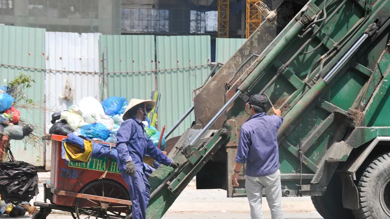 Thu gom rác tại một công ty dịch vụ công ích. Ảnh: Cao Thăng