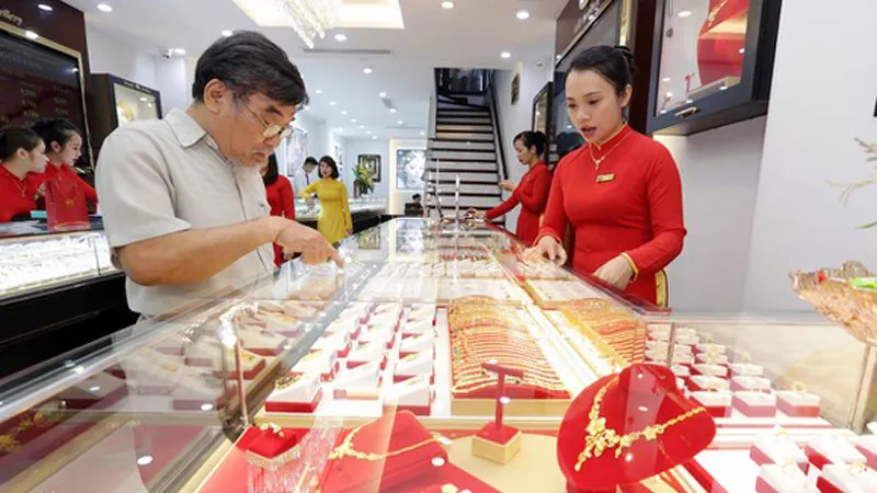 Vàng tăng vọt, tỷ giá và chứng khoán giảm vì FED