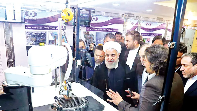 Tổng thống Iran Hassan Rouhani nghe giới thiệu về công nghệ hạt nhân Iran tại Tehran