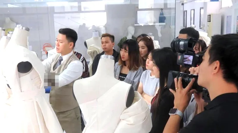 Sinh viên Trường ĐH Công nghệ TPHCM học chuyên ngành với NTK chuyên nghiệp