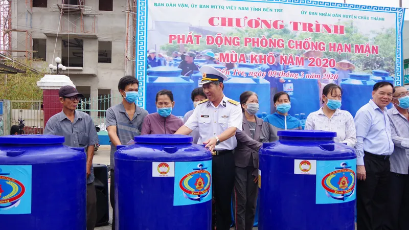 Đại tá Đinh Văn Thắng, Phó Tư lệnh Vùng 2 Hải quân trao bồn chứa nước cho đại diện người dân