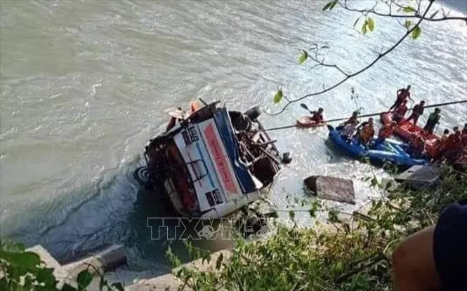 Pakistan: Xe khách lao xuống sông, 20 người chết