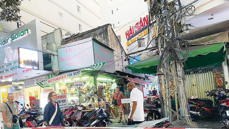 Quán ăn trên đường Bùi Viện (quận 1, TPHCM) vắng khách. Ảnh: MINH KIỆT