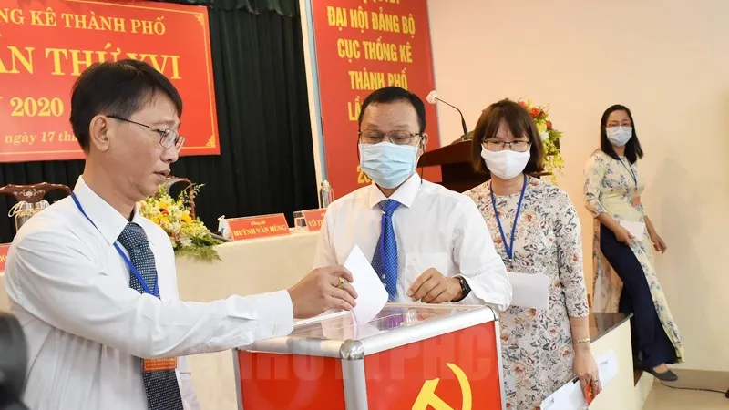 Các đại biểu bỏ phiếu bầu Ban Chấp hành Đảng bộ Cục Thống kê TP lần thứ XVI, nhiệm kỳ 2020 - 2025. Ảnh: hcmcpv