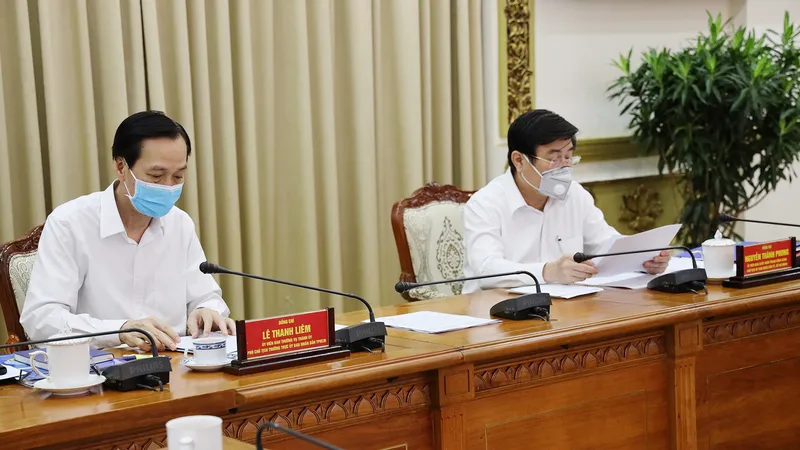 Chủ tịch UBND TPHCM Nguyễn Thành Phong và Phó Chủ tịch Thường trực UBND TPHCM Lê Thanh Liêm chủ trì cuộc họp. Ảnh: TTBC TPHCM