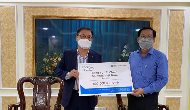 Shinhan Finance trao biểu trưng số tiền đóng góp 800 triệu đồng cho ông Trần Hữu Phước - Đại diện Ủy ban Mặt trận Tổ quốc Việt Nam TPHCM ngày 31-3-2020