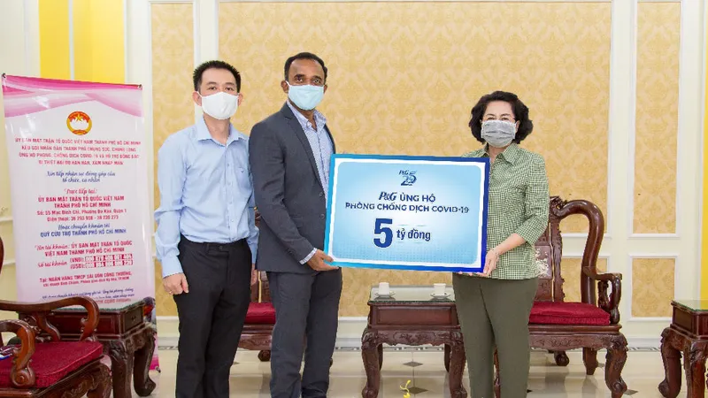 Bà Tô Thị Bích Châu, Chủ tịch Ủy ban MTTQ Việt Nam TPHCM, tiếp nhận ủng hộ từ P&G Việt Nam