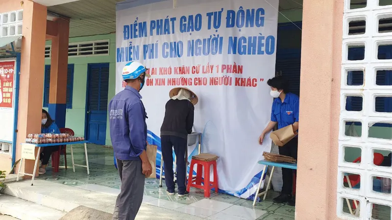Người dân nhận gạo từ "ATM gạo" tại phường Tân Thới Nhất 