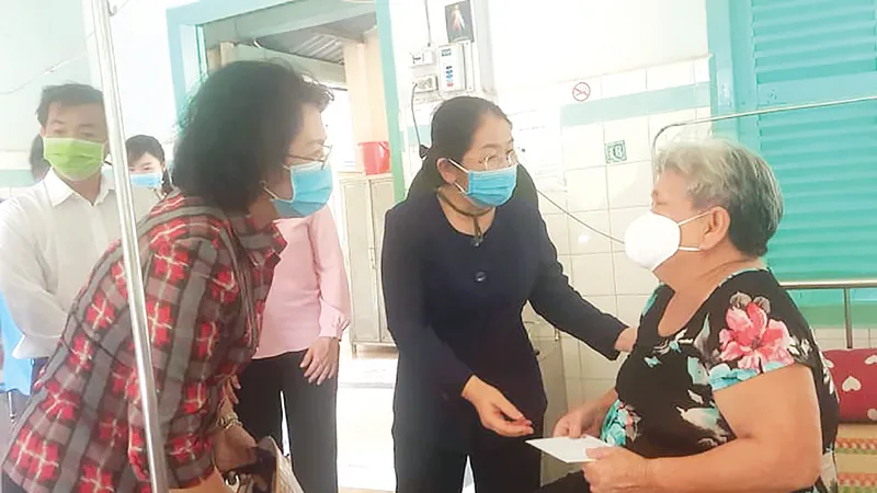 Thăm, tặng quà các trung tâm hỗ trợ xã hội 