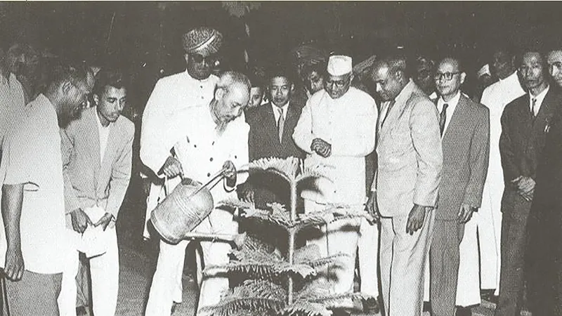 Chủ tịch Hồ Chí Minh trồng cây ở bang Bangalore trong chuyến thăm Ấn Độ, ngày 11-2-1958. Ảnh: Tư liệu