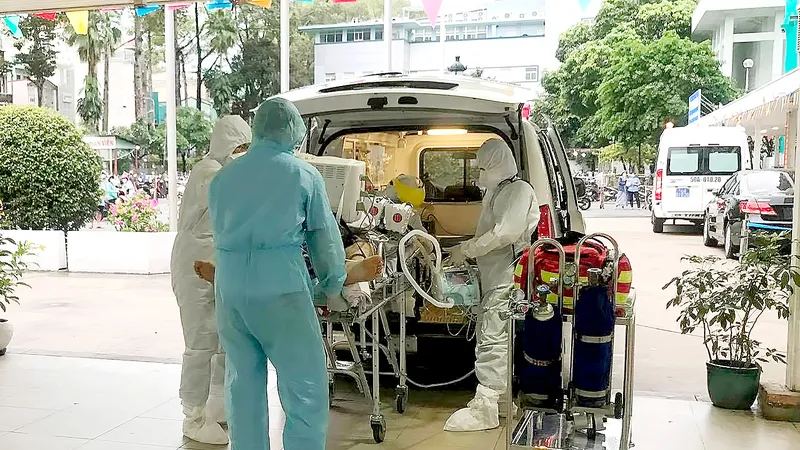 Các bác sĩ Bệnh viện Chợ Rẫy đưa bệnh nhân thứ 91 về phòng điều trị
