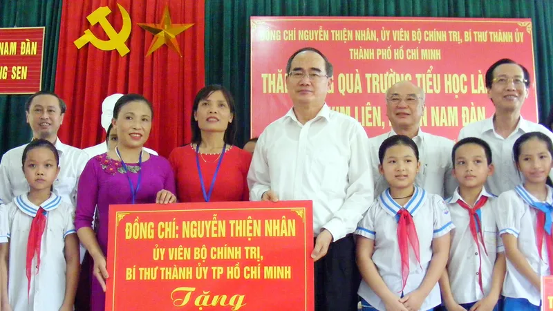 Bí thư Thành ủy TPHCM Nguyễn Thiện Nhân tặng 10 bộ máy vi tính cho Trường Tiểu học Làng Sen, Nghệ An