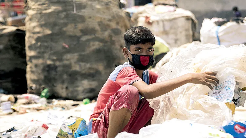 Một lao động trẻ em 12 tuổi đang phân loại rác tại bãi rác ở Dhaka, Bangladesh. Ảnh: UNICEF 