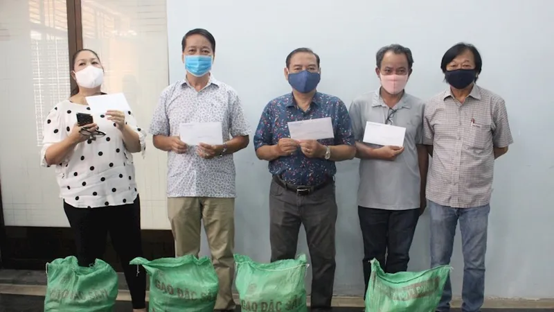 Các đơn vị sân khấu xã hội hóa nhận hỗ trợ từ Ban Ái hữu Nghệ sĩ (Hội Sân khấu TPHCM) ngày 24-4. Ảnh: hcmcpv