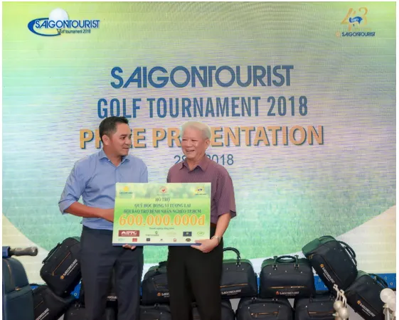 Ông Phạm Huy Bình (trái) trong sự kiện từ thiện cộng đồng do Saigontourist Group tổ chức