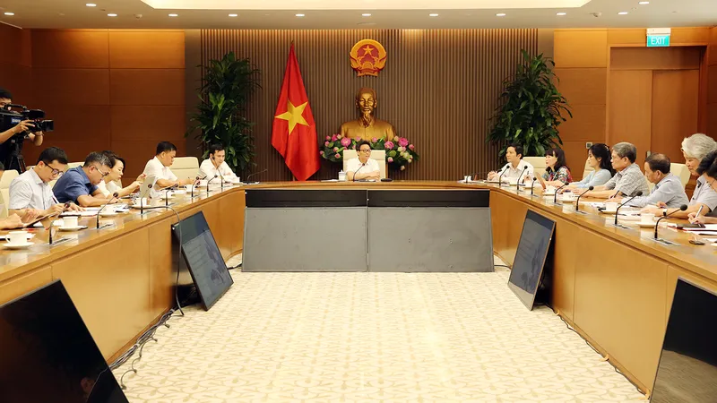 Phó Thủ tướng Vũ Đức Đam nghe báo cáo tiến độ thực hiện Đề án Biên soạn Bách khoa toàn thư Việt Nam; Đề án phát triển Hệ tri thức Việt số hoá, sáng 26-6. Ảnh: VGP/Đình Nam