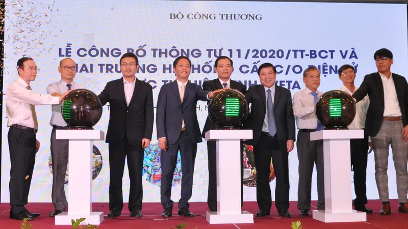 Lãnh đạo TPHCM, Bộ Công thương và Bộ NN-PTNT nhấn nút khai trương Hệ thống cấp giấy chứng nhận xuất xứ điện tử theo Hiệp định EVFTA. Ảnh: TTXVN