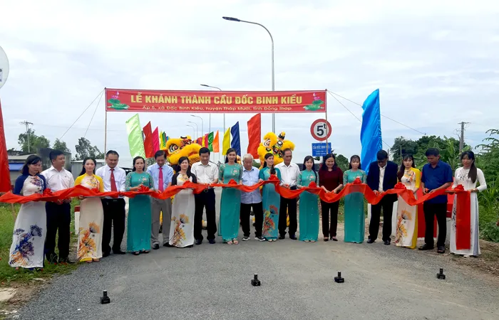 Các đại biểu cắt băng khánh thành cầu Đốc Binh Kiều. Ảnh: Cổng thông tin điện tử Đồng Tháp