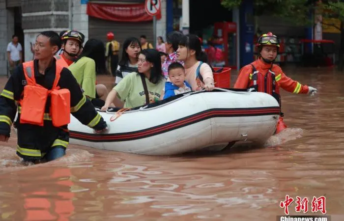 Mưa lớn tại Trùng Khánh, Trung Quốc. Ảnh: Chinanews