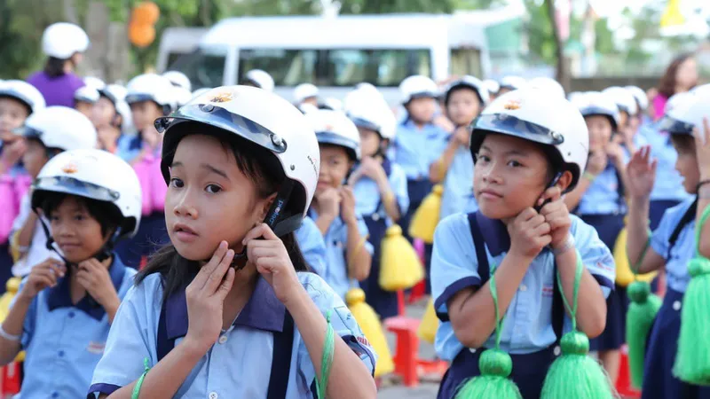 Trao tặng hơn 1,9 triệu nón bảo hiểm cho học sinh lớp 1
