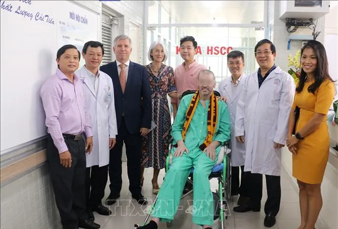 Bệnh nhân 91 chụp ảnh lưu niệm với đại diện Lãnh sự quán Anh tại Thành phố Hồ Chí Minh và các y bác sỹ trong ngày xuất viện sáng 11-7. Ảnh: TTXVN