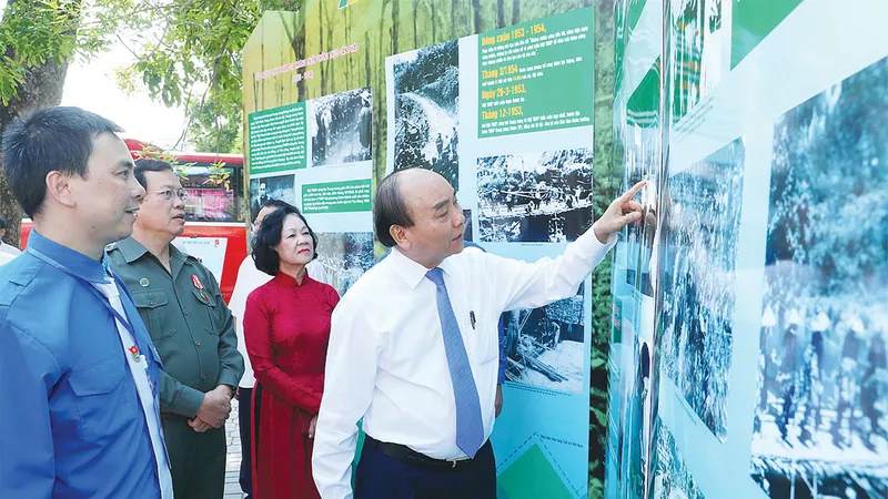 Thủ tướng Nguyễn Xuân Phúc thăm không gian trưng bày hình ảnh về lực lượng thanh niên xung phong. Ảnh: VIẾT CHUNG