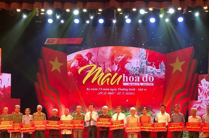 Đồng chí Võ Văn Thưởng trao tặng quà tới các gia đình thương binh, liệt sĩ tại chương trình. Ảnh: Báo Điện tử Đảng Cộng sản Việt Nam