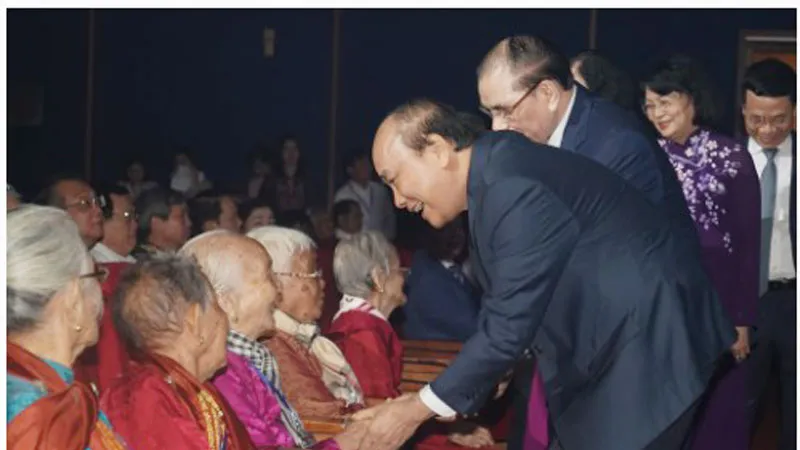 Thủ tướng Nguyễn Xuân Phúc thăm hỏi các Bà mẹ Việt Nam anh hùng. Ảnh: VGP/Quang Hiếu