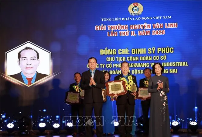 Trưởng Ban Dân vận Trung ương Trương Thị Mai và Chủ tịch Tổng LĐLĐ Việt Nam Nguyễn Đình Khang trao "Giải thưởng Nguyễn Văn Linh" cho các cán bộ công đoàn tiêu biểu xuất sắc. Ảnh: Văn Điệp/TTXVN