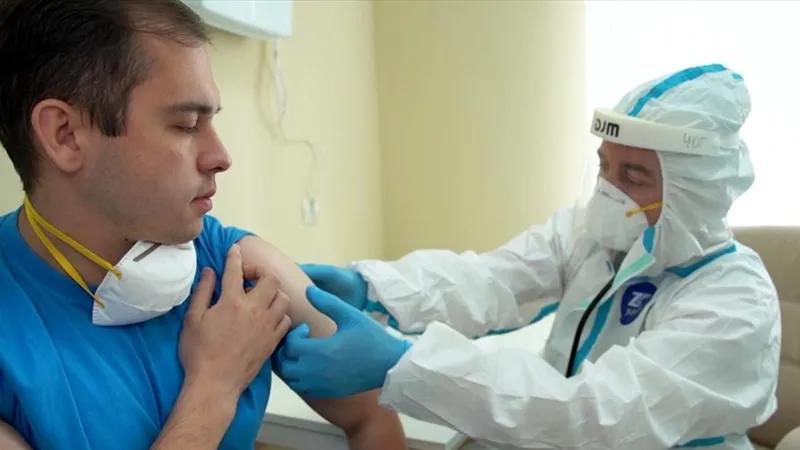 Thử nghiệm tiêm vaccine Covid-19 cho một tình nguyện viên Nga. Ảnh: Bộ Quốc phòng Nga/Ria Novosti