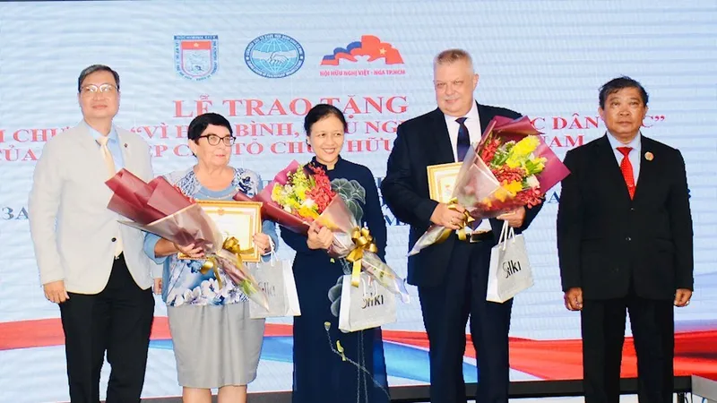 Các cá nhân nhận Kỷ niệm chương “Vì hòa bình, hữu nghị giữa các dân tộc”. Ảnh: hcmcpv