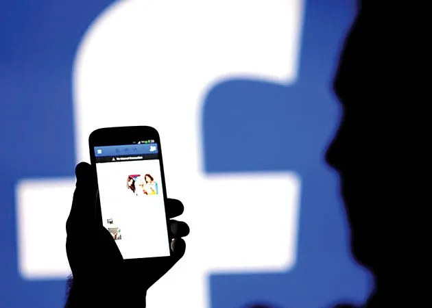 Facebook chỉ trích Apple thu phí cao