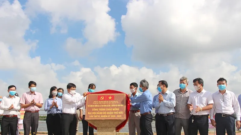 Các đồng chí lãnh đạo quận Thủ Đức thực hiện nghi thức công bố hoàn thành bờ kè sông Sài Gòn (đoạn Khu phố 5, phường Hiệp Bình Phước). Ảnh: hcmcpv