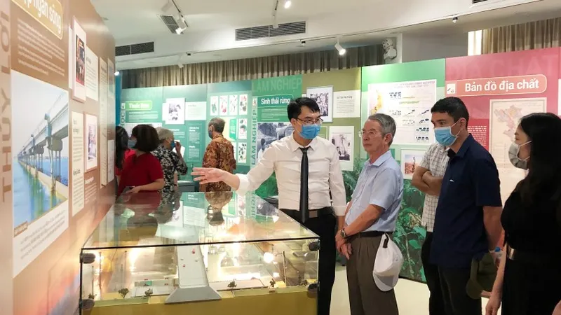 Khu trưng bày 14 công trình được trao giải thưởng Hồ Chí Minh của các nhà khoa học Việt Nam thu hút đông đảo người xem