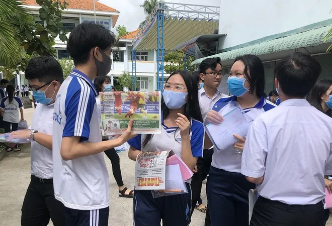 Thí sinh dự thi tại Trường THPT Nguyễn Công Trứ, TP Long Xuyên, tỉnh An Giang ra về sau khi thi xong môn ngữ văn kỳ thi tốt nghiệp THPT 2020. Ảnh: Trần Ngọc/Thanh Niên