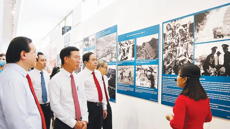 Trưởng ban Tuyên giáo Trung ương Võ Văn Thưởng và Chủ tịch Ủy ban Trung ương MTTQ Việt Nam Trần Thanh Mẫn cùng các đại biểu tham quan triển lãm