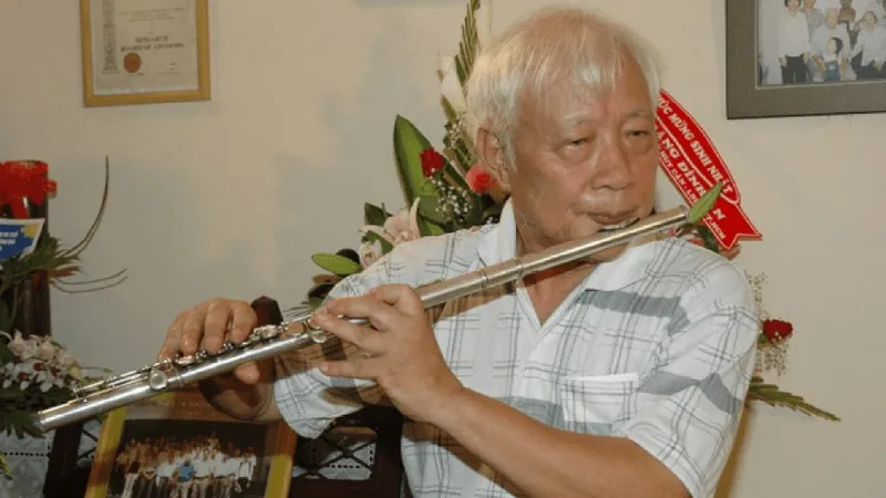 GS Đặng Đình Áng trình diễn flute vào dịp sinh nhật tuổi 80