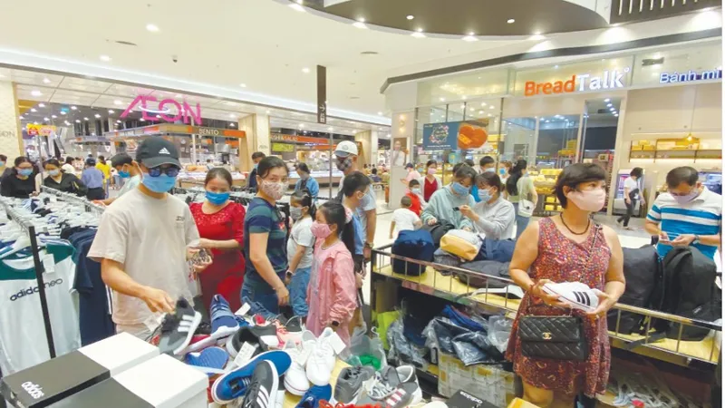 Người dân mua sắm tại siêu thị AEON Mall Bình Tân, TPHCM dịp lễ 2-9. Ảnh: CAO THĂNG